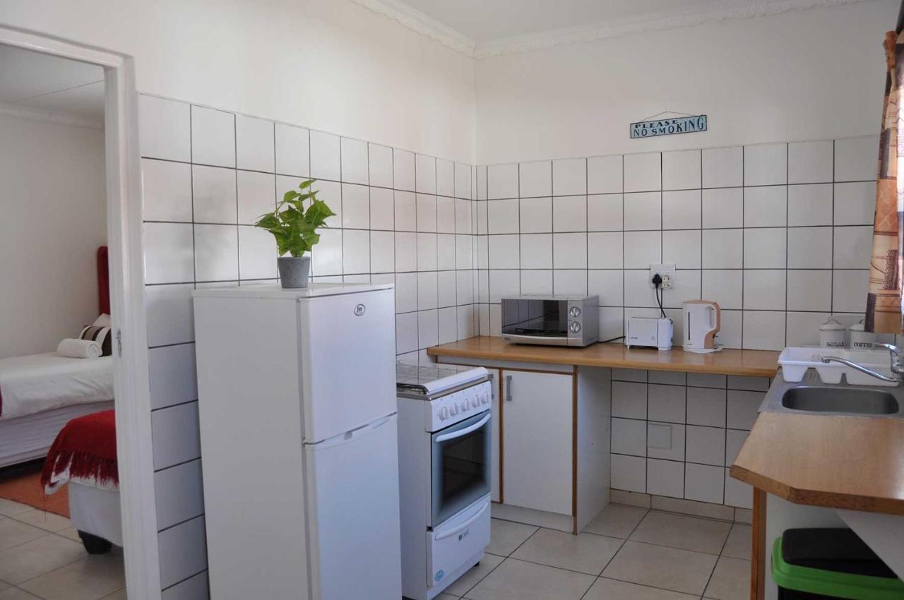 Timo'S Guesthouse Accommodation Luderitz Exterior photo